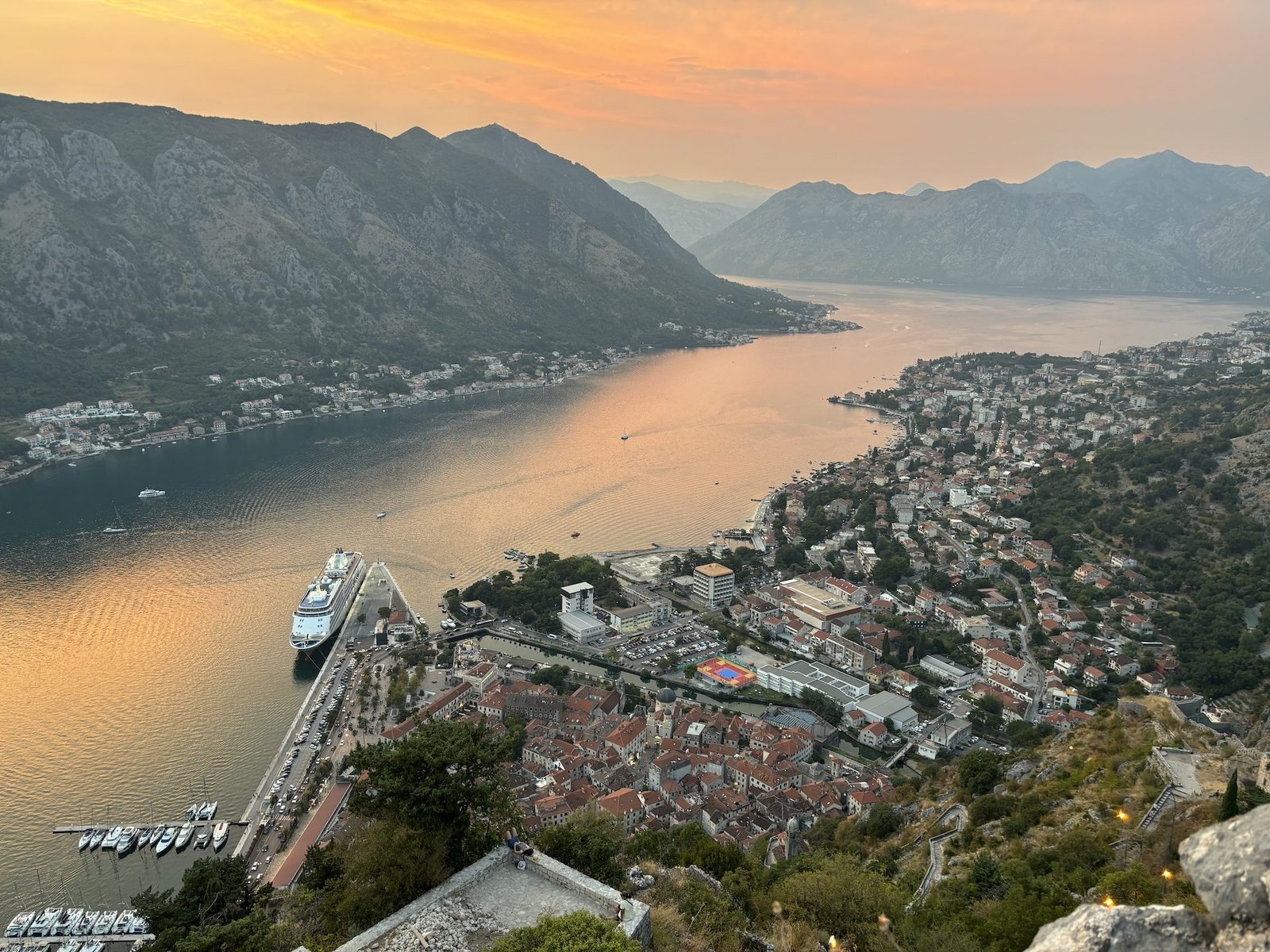 Panorama sulle Bocche di Cattaro e sul centro storico di Kotor dal Castello di San Giovanni al tramonto
